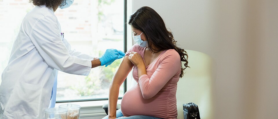 O femeie însărcinată care se vaccinează