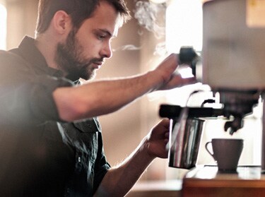 Barman făcând cafea