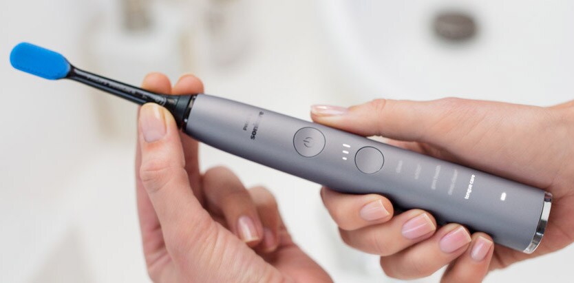 Cum să îţi cureţi periuţa de dinţi Philips Sonicare
