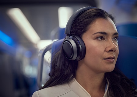 Femeie se bucură de Noise Cancelling Pro+ cu căștile Philips L4