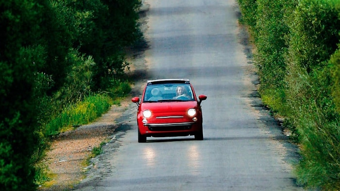maşină roşie pe drum