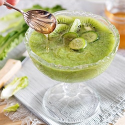 Smoothie de kiwi, castravete și varză