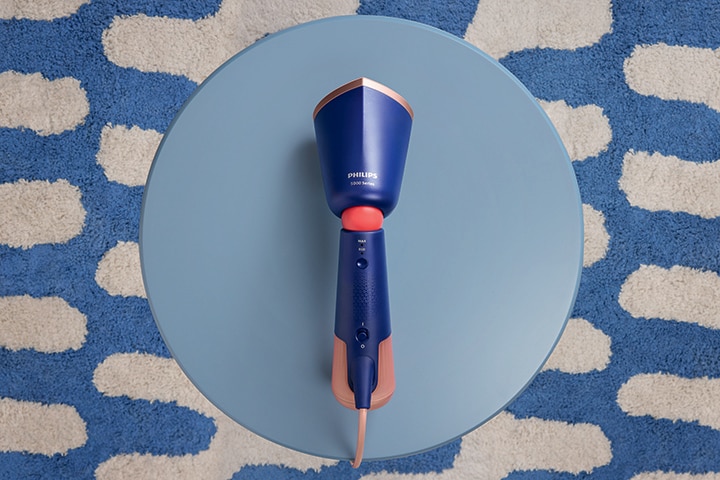Vezi aparatul de călcat vertical cu abur Philips seria 5000 în acţiune