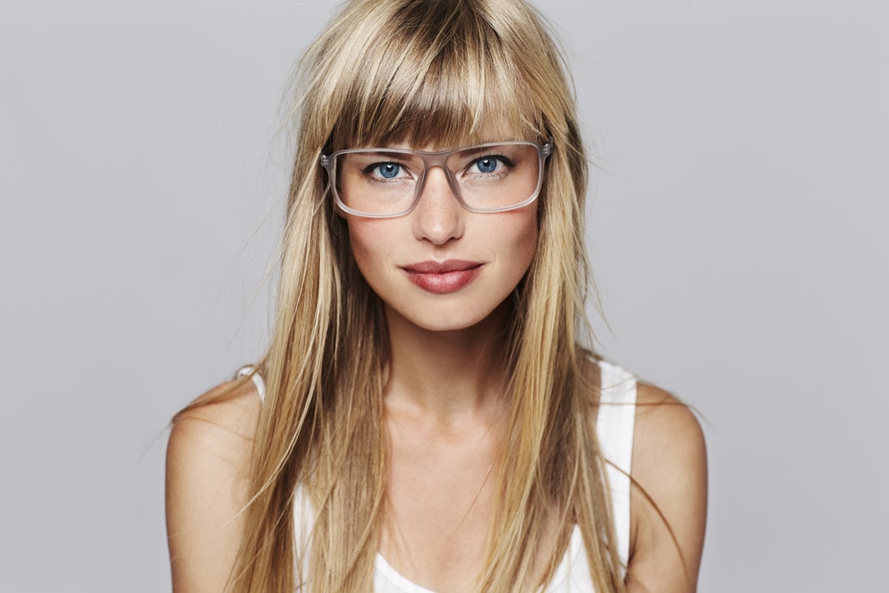 Femeie blondă cu părul drept și ochelari