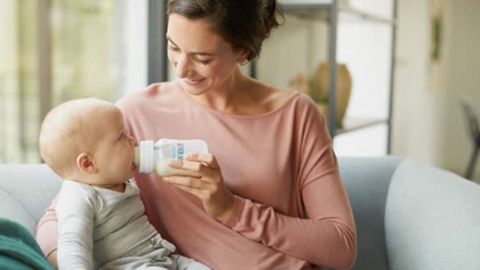 Hranirea bebelusului cu biberonul: sfaturi pentru o alaptare corecta