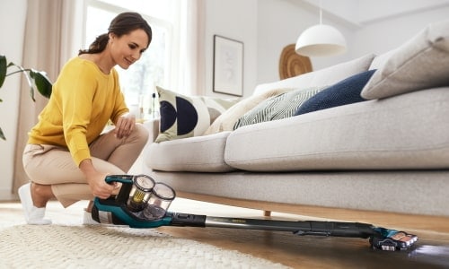 Cum poți curăța mai ușor locurile greu accesibile din casă