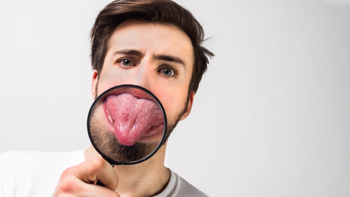 Curatarea limbii: ce beneficii are si cum se face