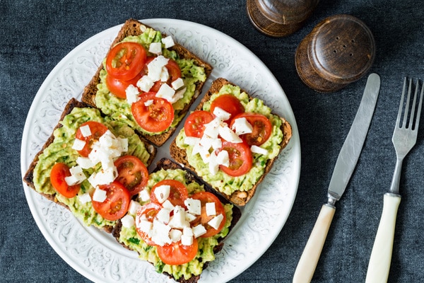 Toast cu avocado si toppinguri