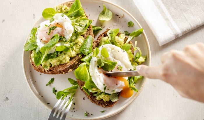 reteta toast cu avocado si oua