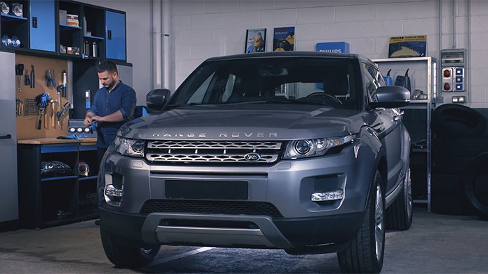 Cum se înlocuiesc becurile de far pe Range Rover Evoque