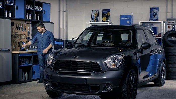 Cum se înlocuiesc becurile de far pe Mini Cooper Countryman