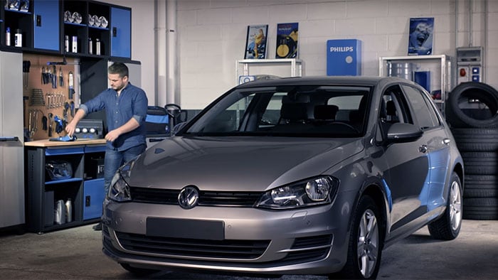 Cum se înlocuiesc becurile de far pe Volkswagen Golf VII