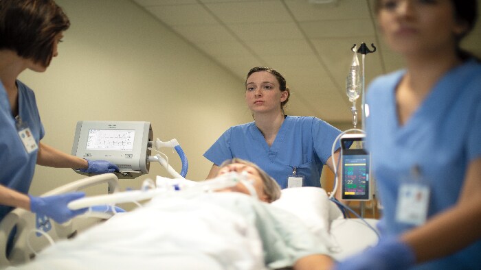 Philips plănuiește să crească producția de ventilatoare medicale la 4.000 de unități pe săptămână în trimestrul 3 al acestui an și introduce noul ventilator Philips Respironics E30, cu o producție imediată de 15.000 de unități pe săptămână